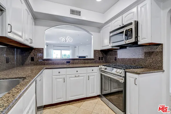 $4,295 | 1520 South Shenandoah Street, Unit 304, Los Angeles, CA 90035