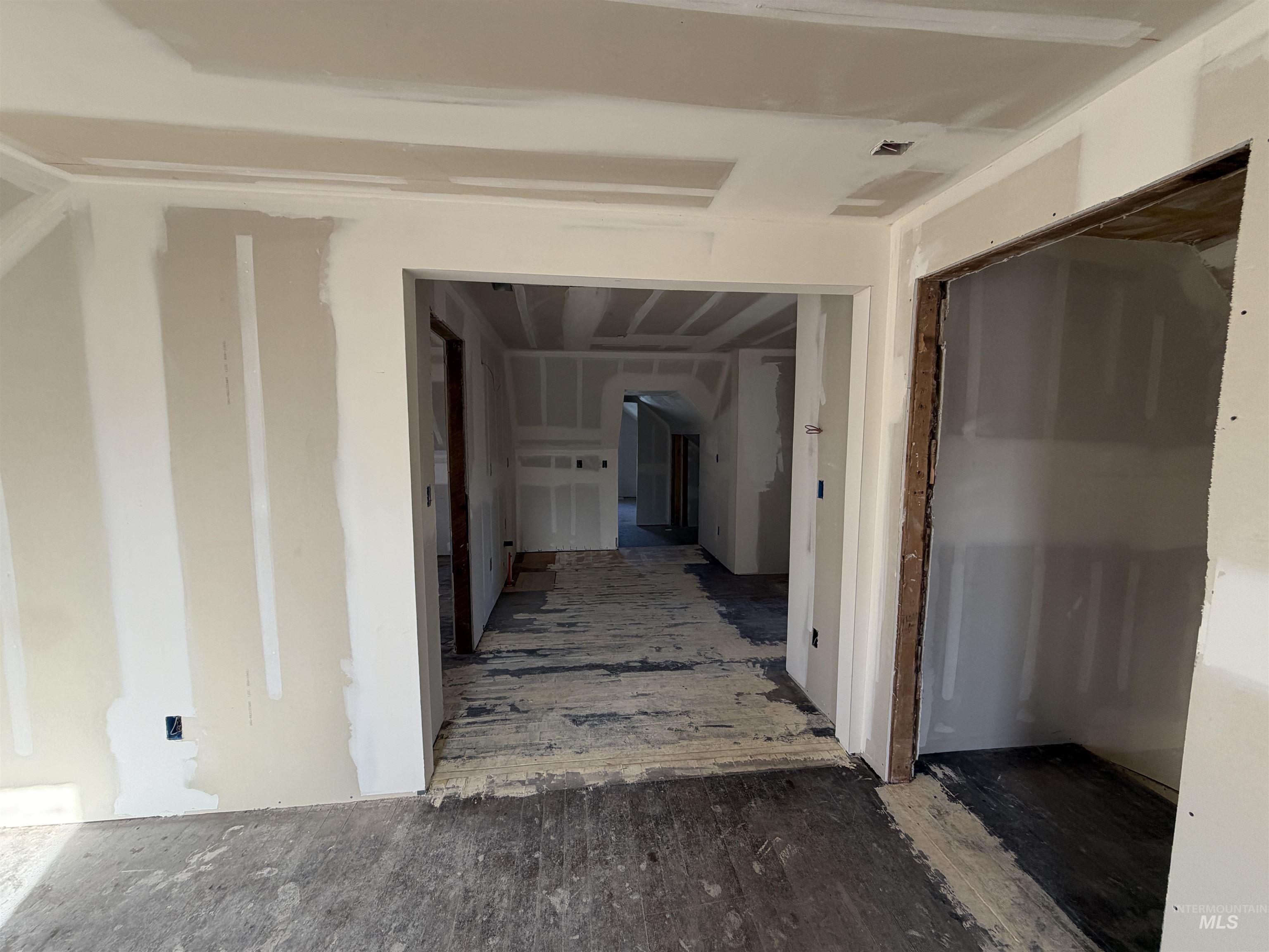 308 East Park Street Weiser, ID 83672 - Photo 32 of 50 View of corridor
