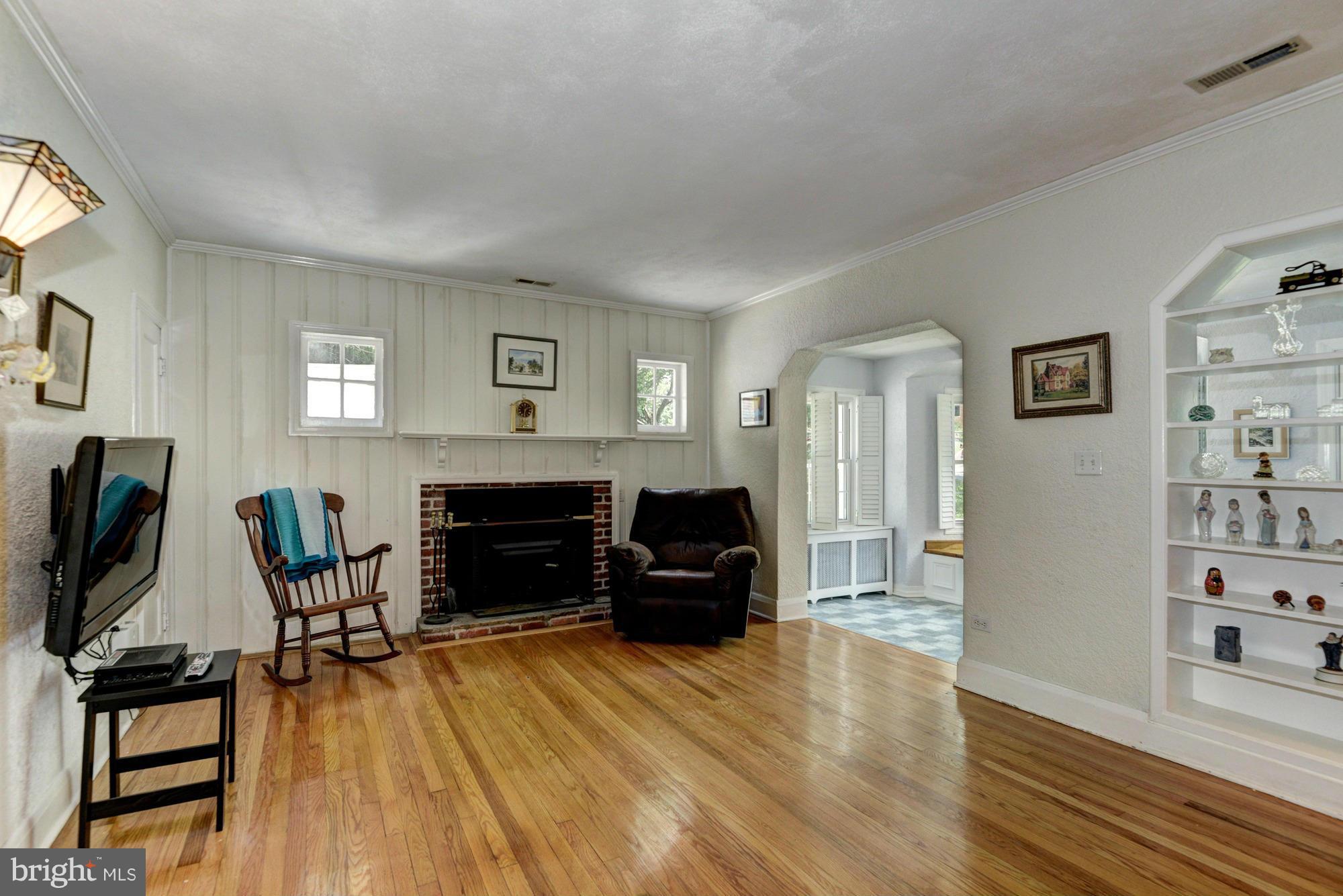 1934 Old Frederick Road Catonsville, MD 21228 - Photo 5 of 26 Living Room