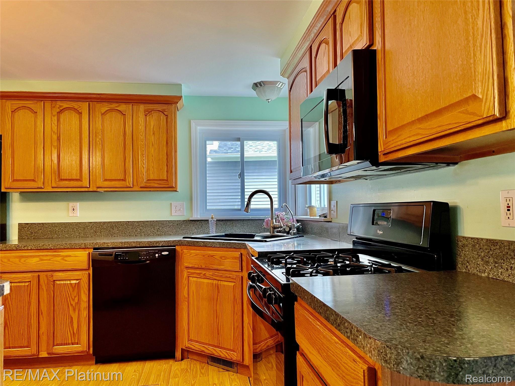 5819 Mabley Hill Road Fenton, MI 48430 - Photo 9 of 34 Lots of Counter Space