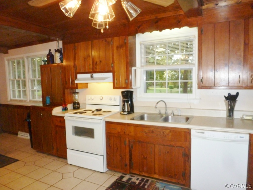 3600 Hemlock Road Chester, VA 23831 - Photo 4 of 24 a kitchen with a sink stove and cabinets