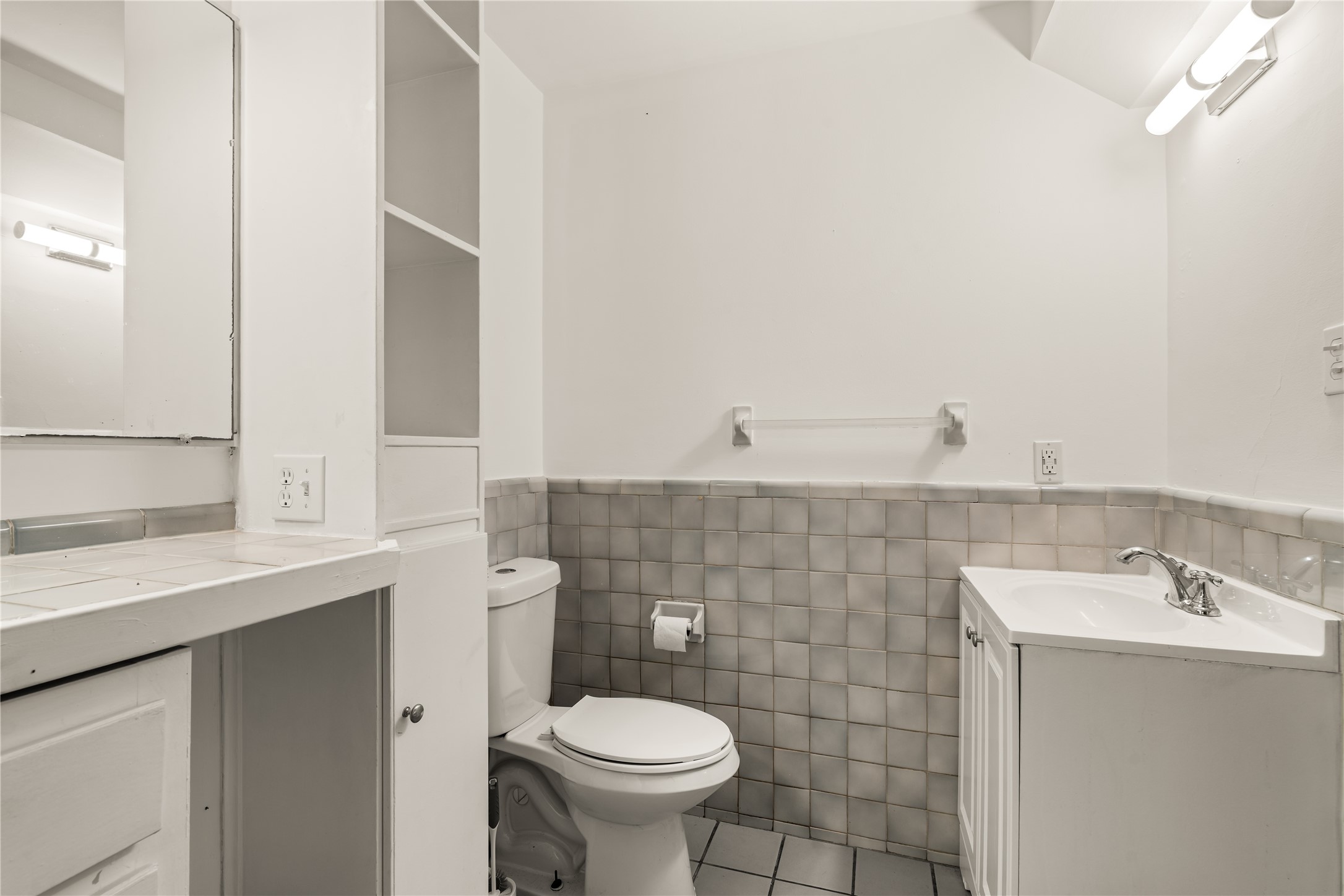 2202 West Main Street Houston, TX 77098 - Photo 18 of 32 a bathroom with a sink toilet and a mirror