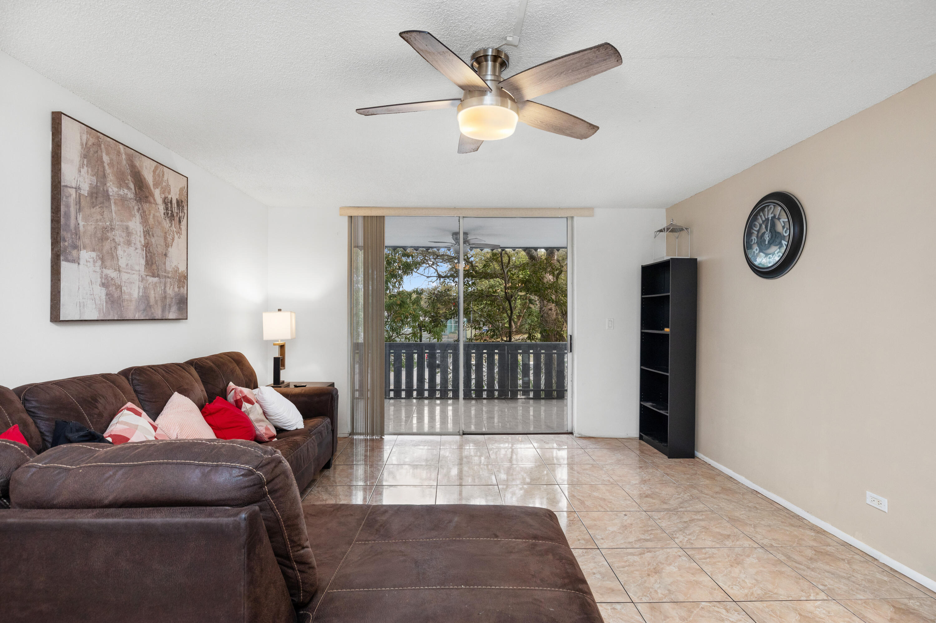 3710 Inverrary Drive, Unit 2G Lauderhill, FL 33319 - Photo 9 of 42 1I6A3315