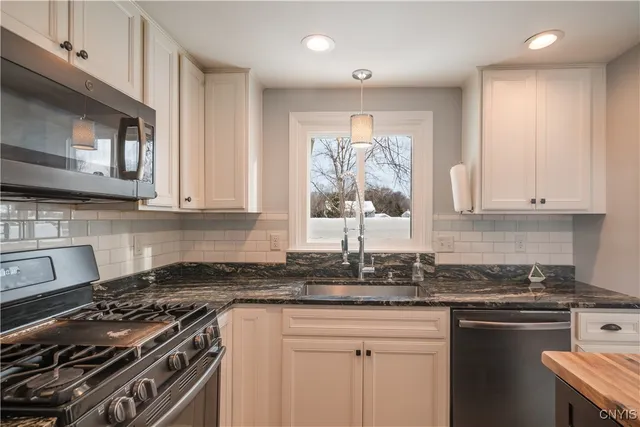 $334,900 | 10 Echodale Avenue, Lysander, NY 13027