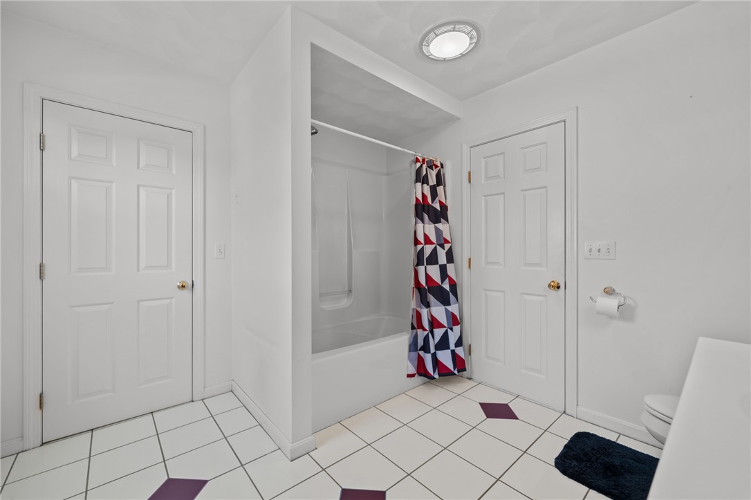 40 Conanicus Road Narragansett, RI 02882 - Photo 29 of 49 Upstairs - Jetted tub