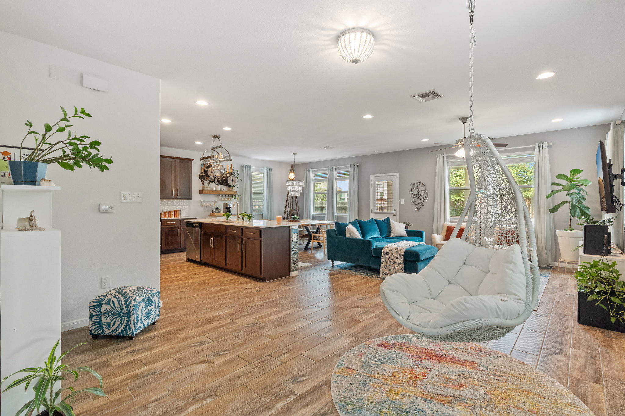 1306 Falconer Way Austin, TX 78748 - Photo 10 of 39 a living room with furniture and a chandelier