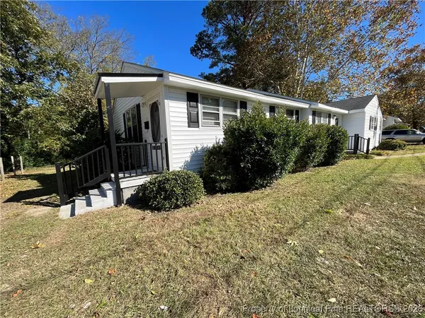 a view of a house with a yard