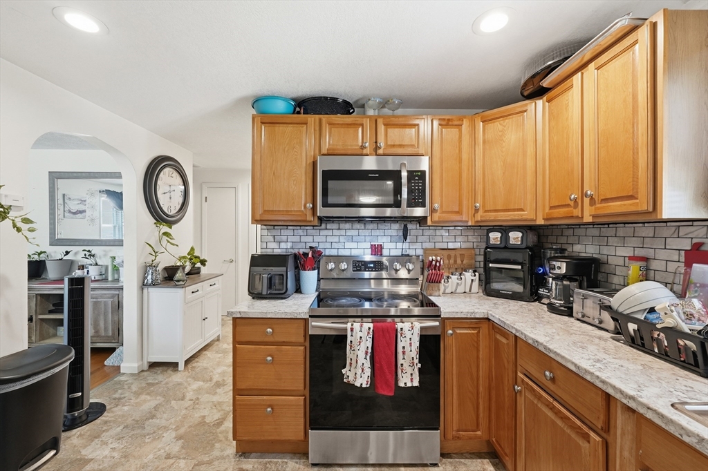 23 Smith Street Chicopee, MA 01020 - Photo 9 of 39