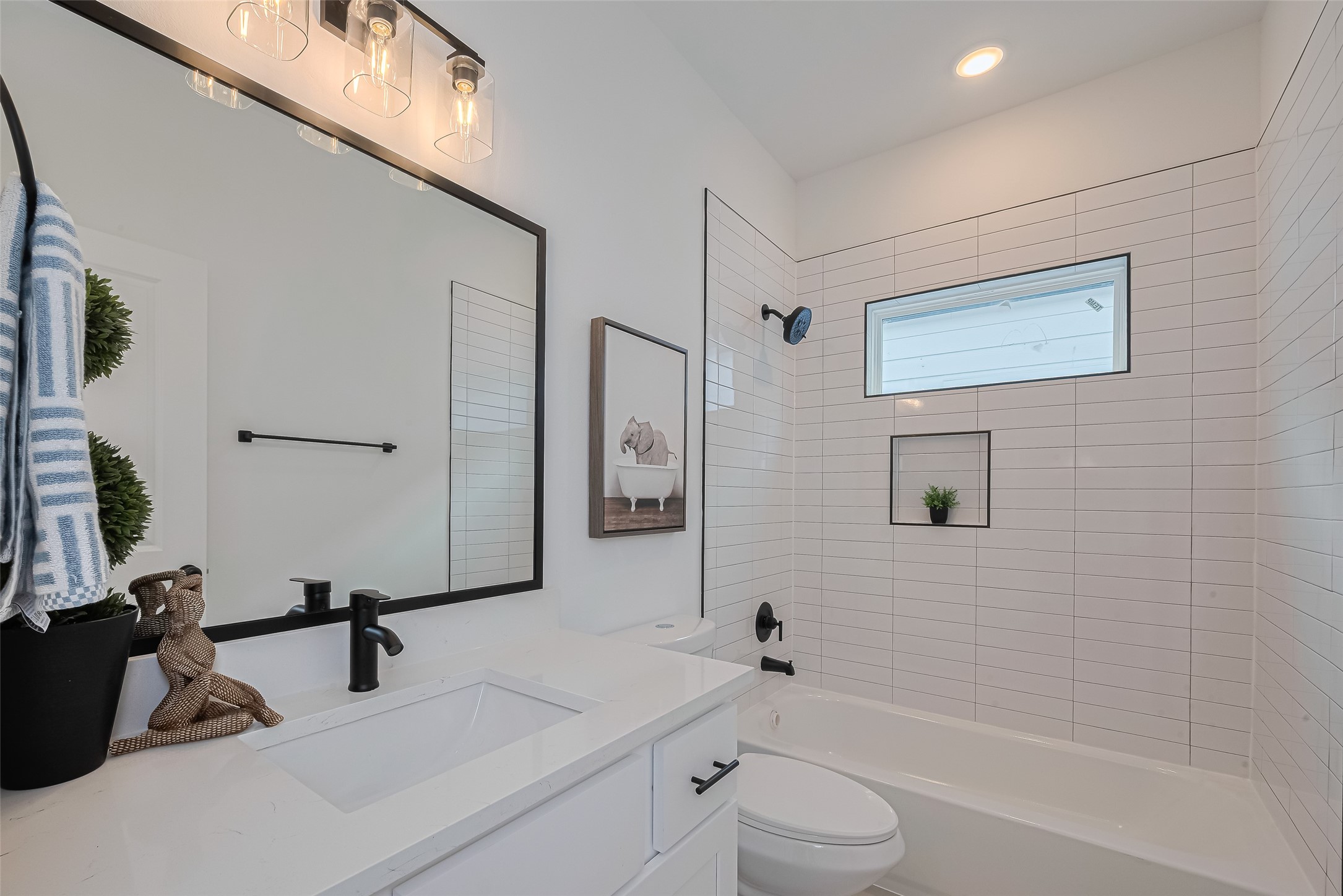 1462 Ferguson Way Houston, TX 77088 - Photo 17 of 24 a bathroom with a toilet a sink and bathtub