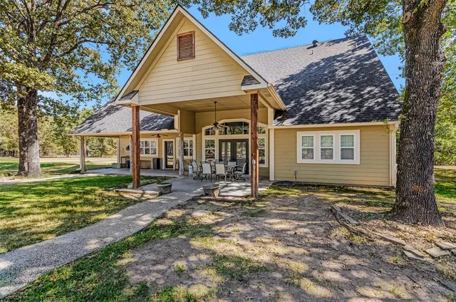 a view of a house with backyard and garden
