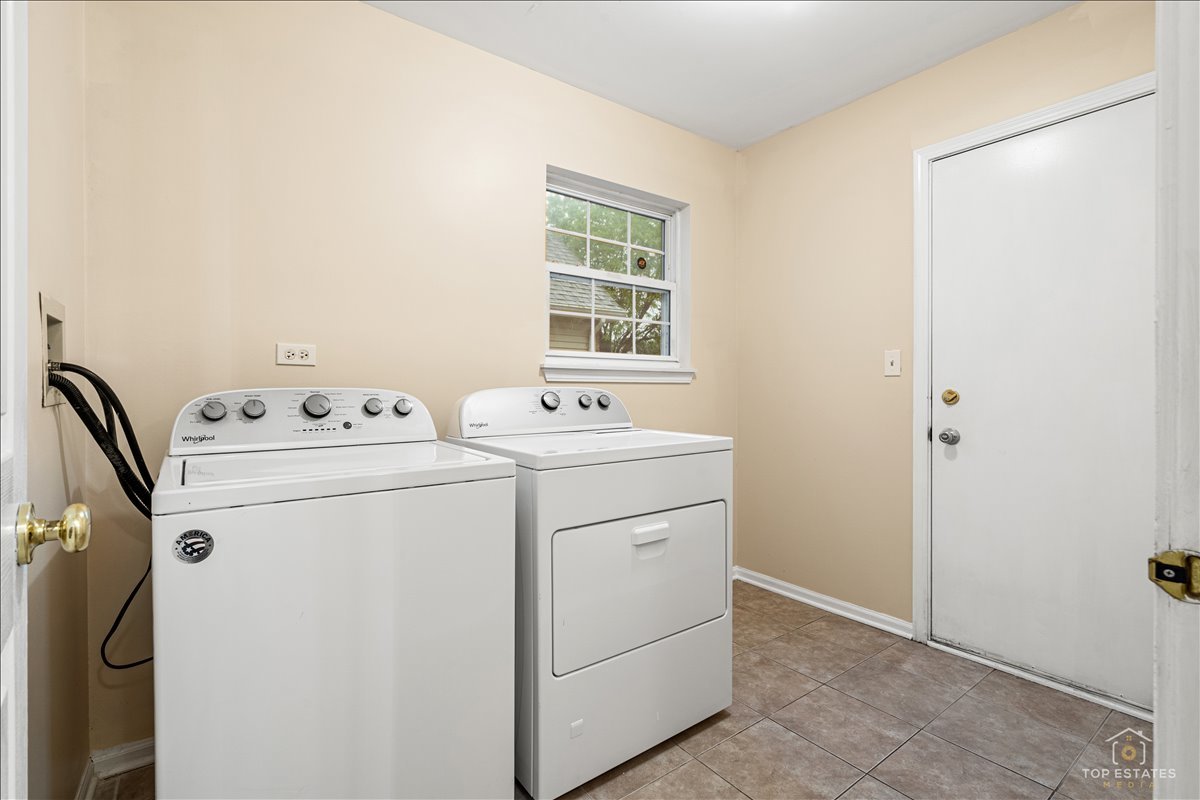 7 Eagle Court Streamwood, IL 60107 - Photo 16 of 31 a utility room with dryer and washer