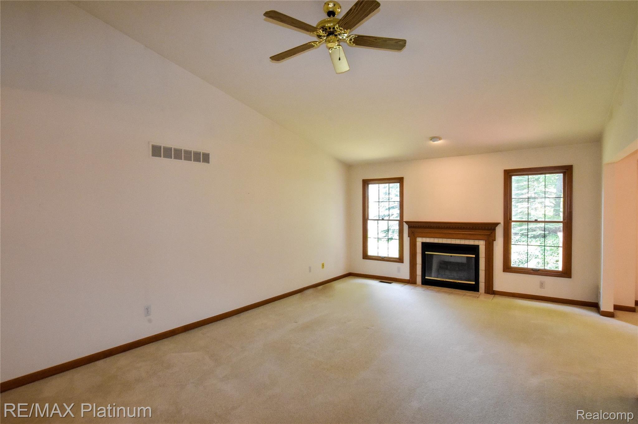 918 Ridge Court Brighton, MI 48116 - Photo 5 of 25 DSC_8299.jpg