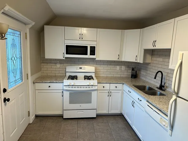 $1,695 | 19 West Crystal Lake Avenue, Unit 19, Crystal Lake, IL 60014