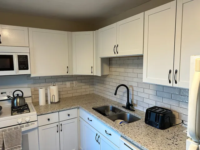 $1,695 | 19 West Crystal Lake Avenue, Unit 19, Crystal Lake, IL 60014