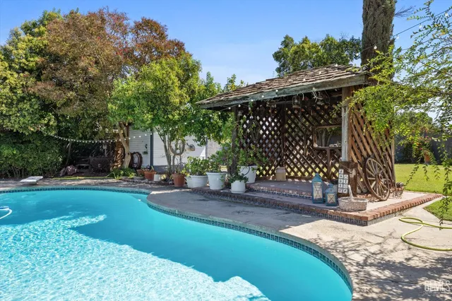 a view of a chair and table in backyard