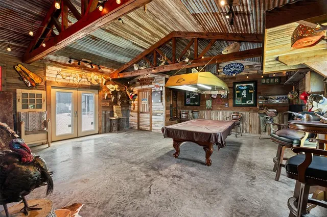 a view of a house with backyard and a tree