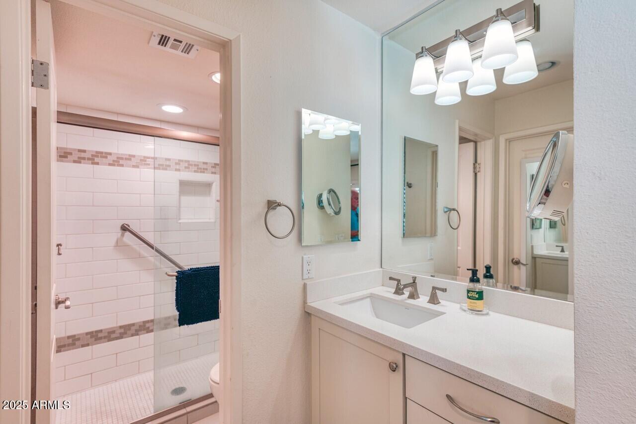5221 North 24th Street, Unit 102 Phoenix, AZ 85016 - Photo 12 of 19 Primary Bathroom