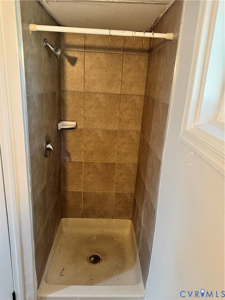 6407 Esskay Road North Chesterfield, VA 23234 - Photo 9 of 32