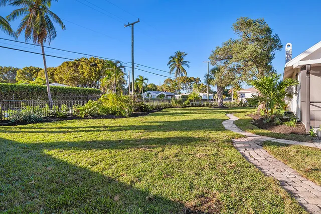 a view of a yard with a house