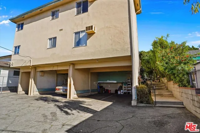 a view of back yard of the house