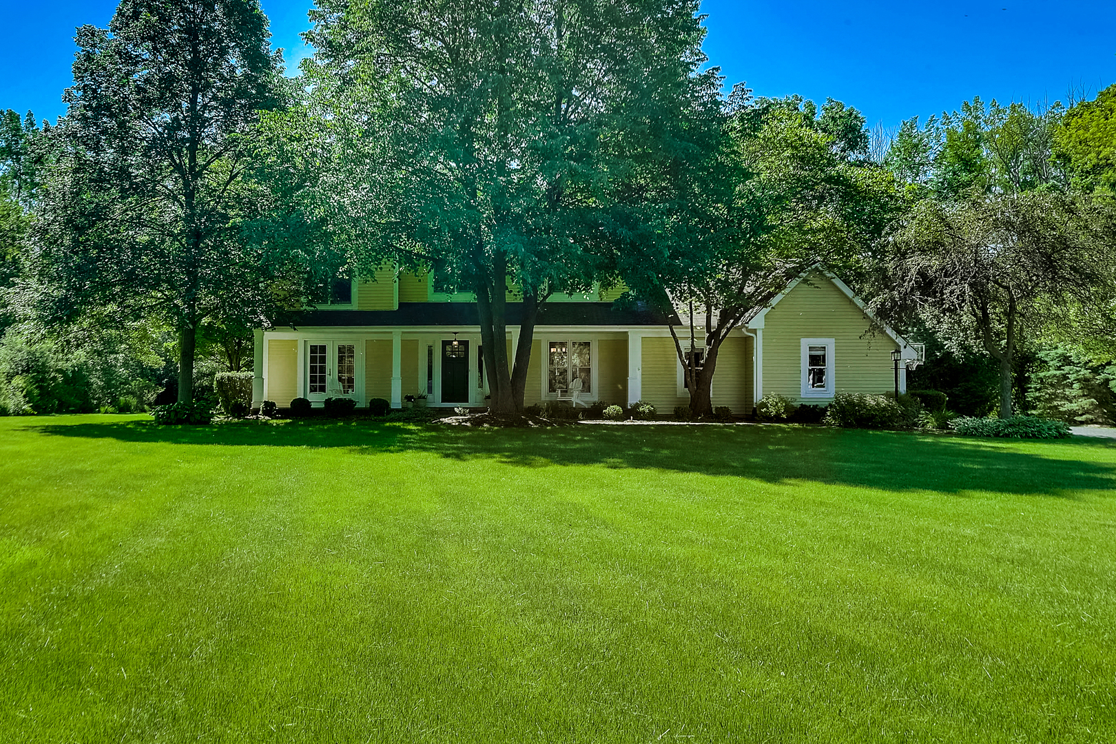 1760 Saddle Hill Road Libertyville, IL 60048 - Photo 1 of 28 a front view of house with a garden