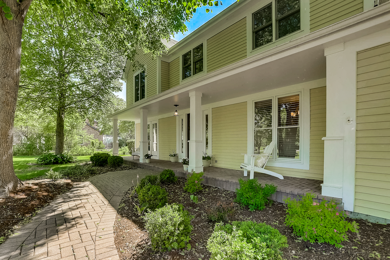 1760 Saddle Hill Road Libertyville, IL 60048 - Photo 2 of 28 a front view of a house with garden