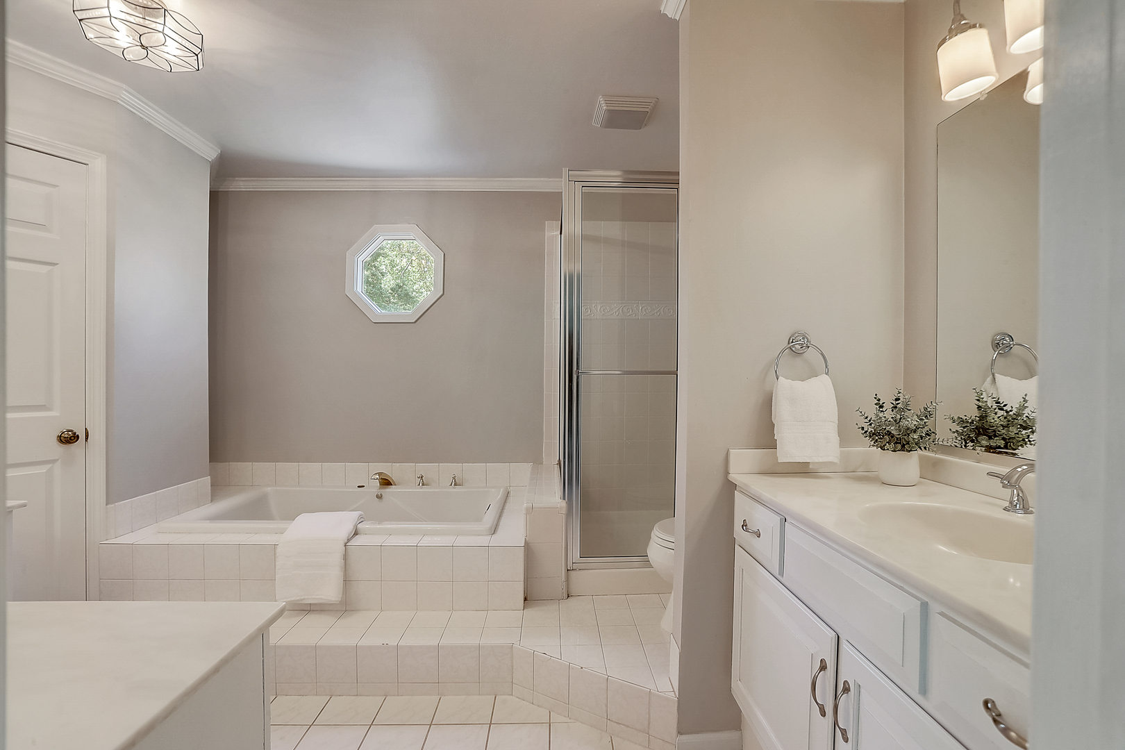 1760 Saddle Hill Road Libertyville, IL 60048 - Photo 12 of 28 a bathroom with a sink a toilet and bathtub
