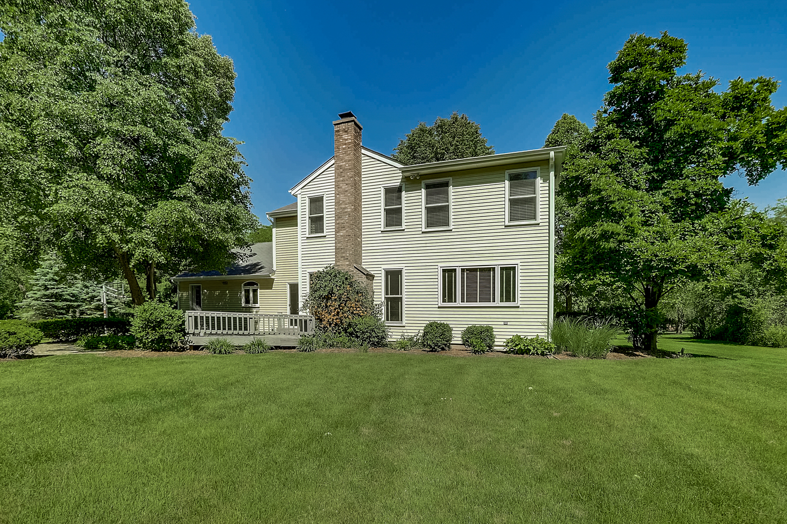 1760 Saddle Hill Road Libertyville, IL 60048 - Photo 20 of 28 a front view of house with yard and green space