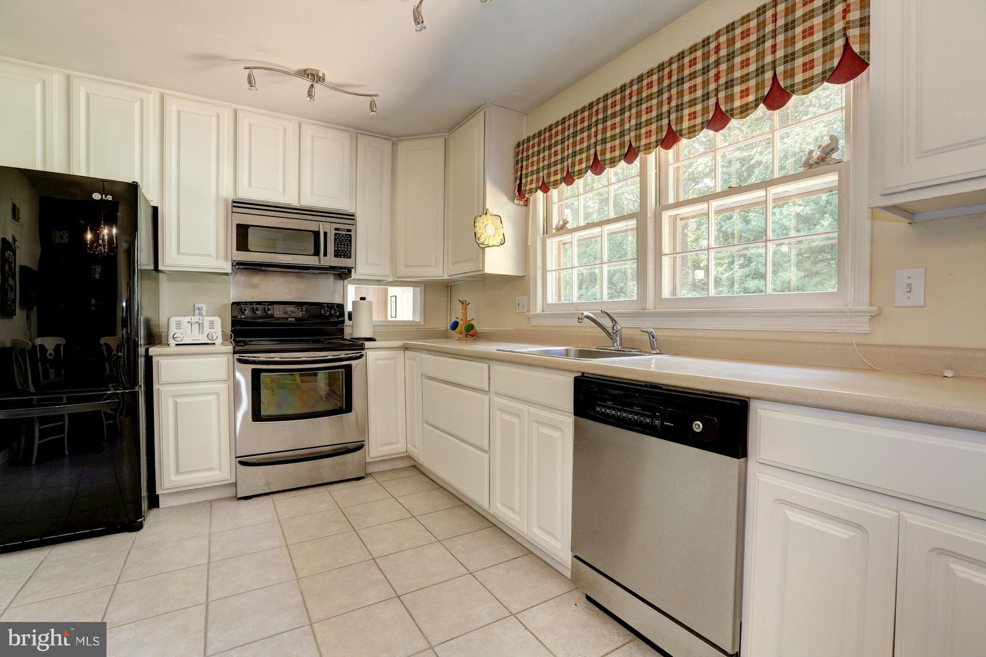11804 Gregerscroft Road Potomac, MD 20854 - Photo 10 of 23 Kitchen