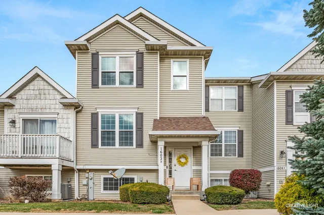 $285,900 | 1602 Fieldstone Drive South, Shorewood, IL 60404