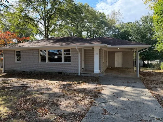 a view of a house with a yard