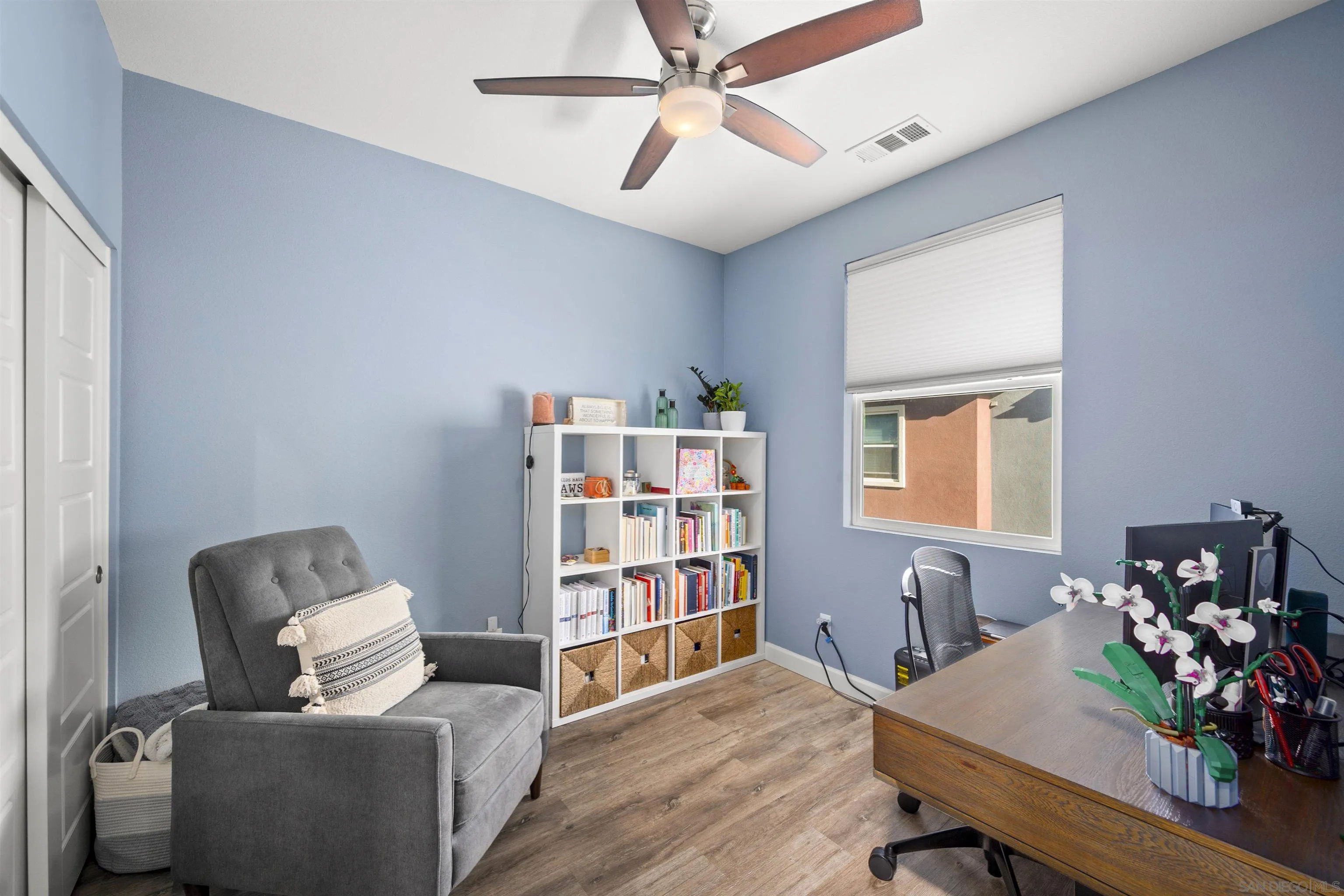 7834 Inception Way San Diego, CA 92108 - Photo 29 of 62 a livingroom with workspace and a couch