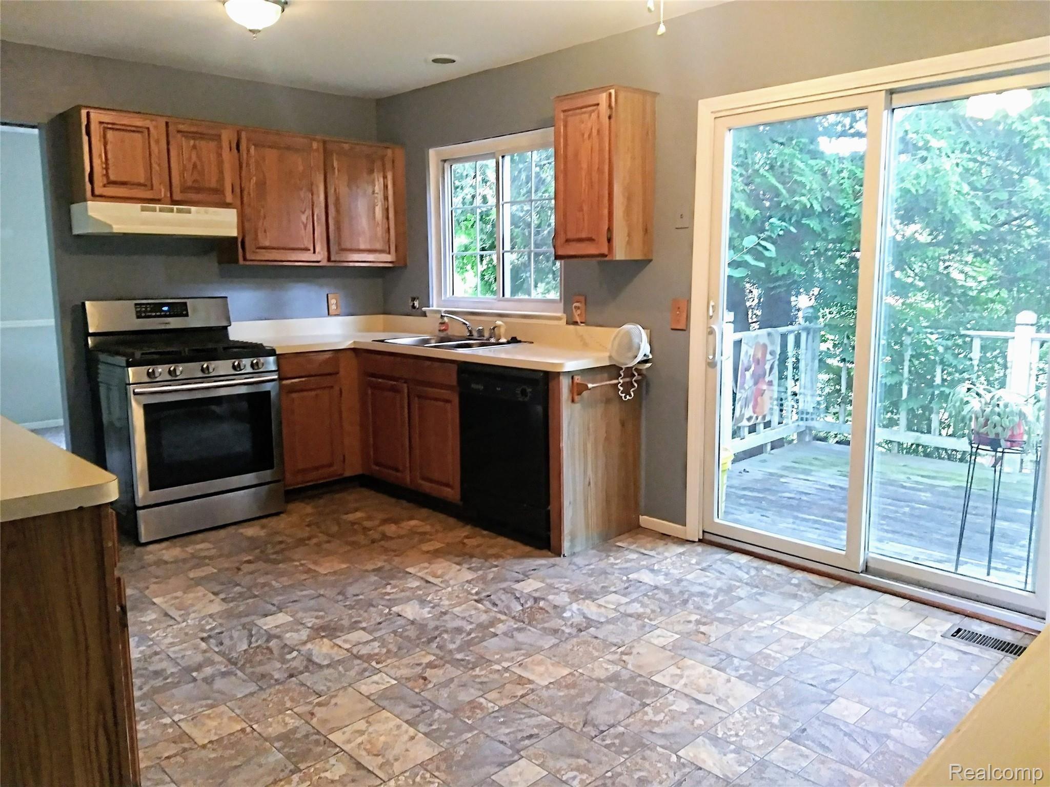 44911 Lemont Road Canton, MI 48187 - Photo 11 of 47 20210817_160230_2.jpg