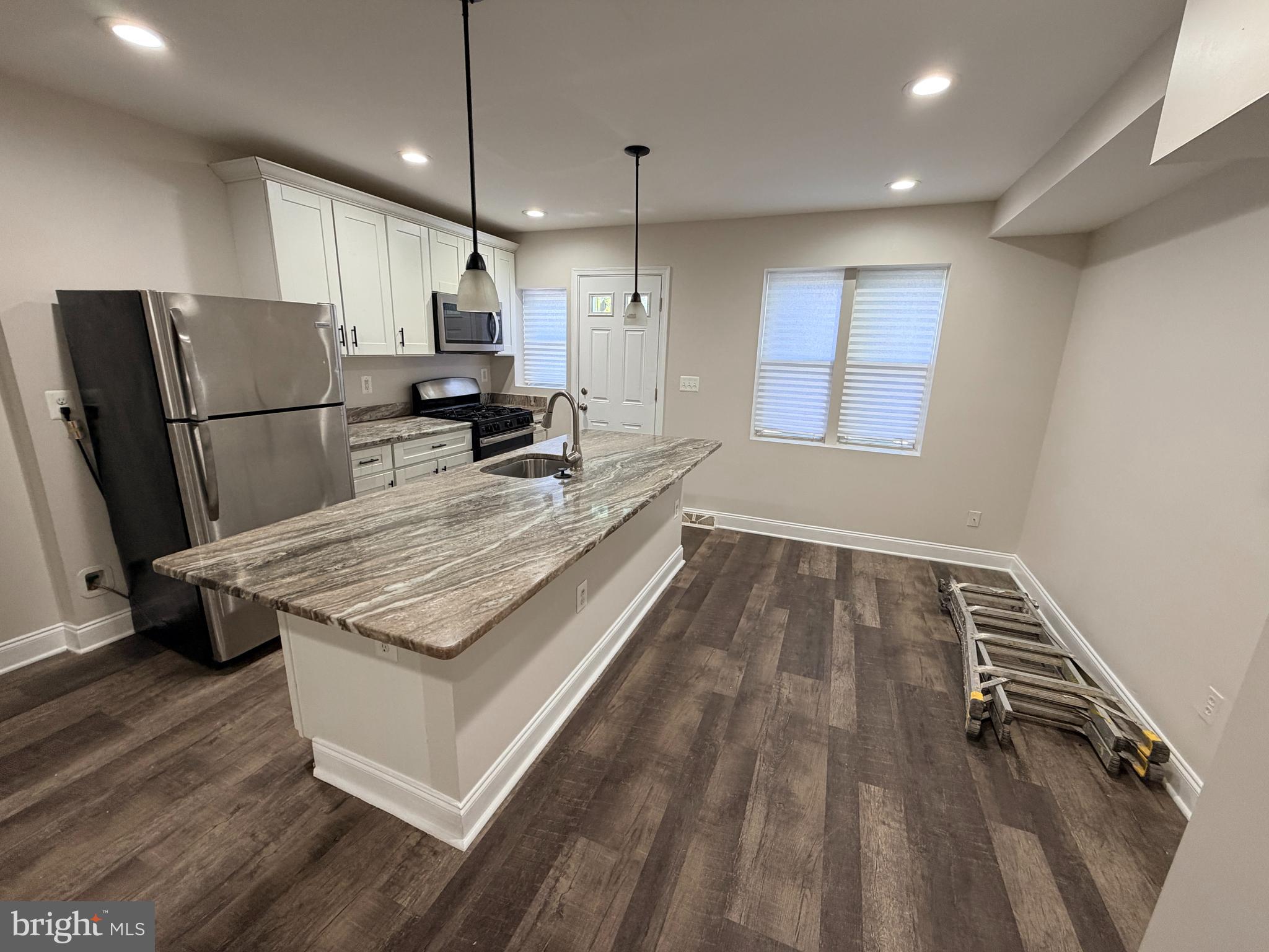 607 Cheraton Road Baltimore, MD 21225 - Photo 5 of 17 Kitchen & dining area