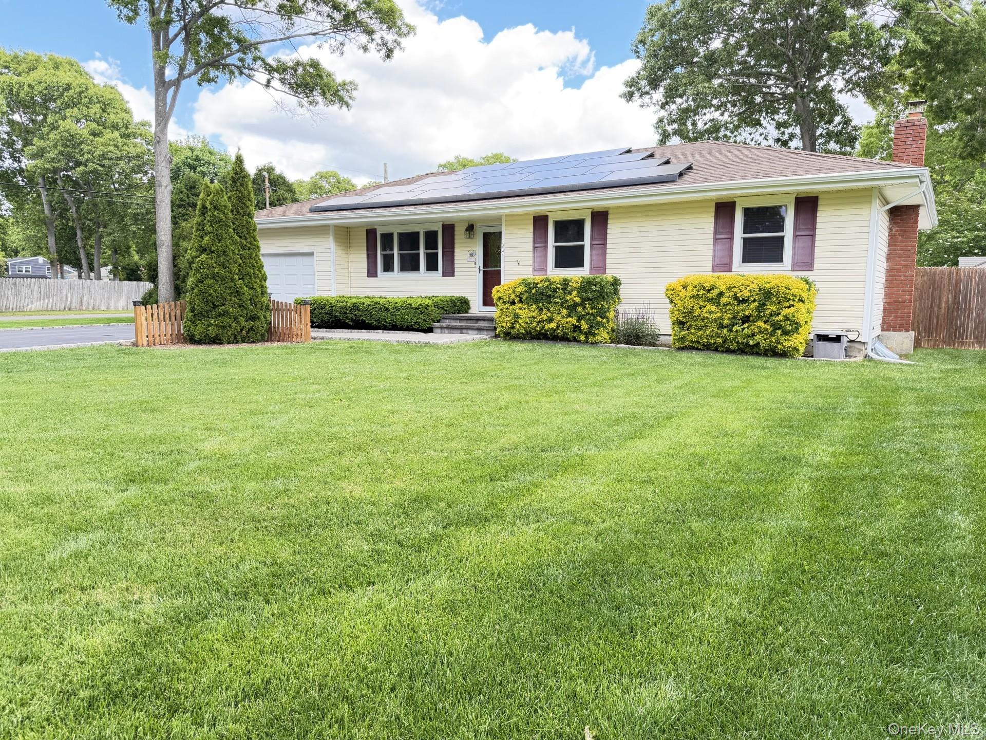 147 Hounslow Road Shirley, NY 11967 - Photo 3 of 31