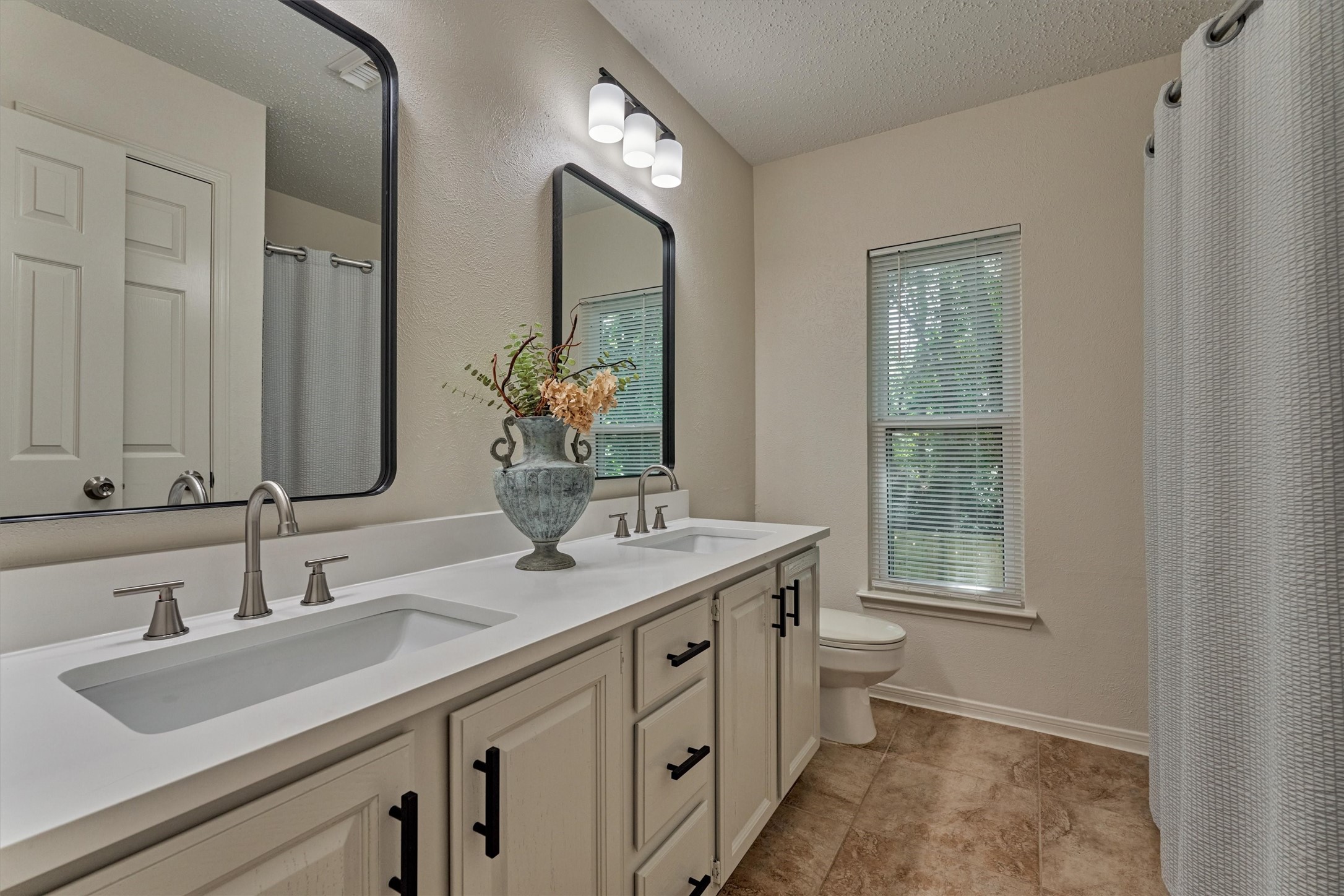 71 Breezy Point Place Spring, TX 77381 - Photo 32 of 40 Updated Secondary Bathroom with double-sinks and stylish finishes.