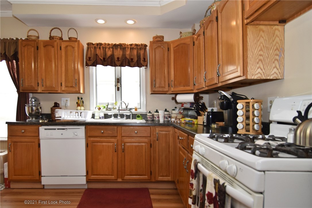 572 Manville Road Woonsocket, RI 02895 - Photo 4 of 48