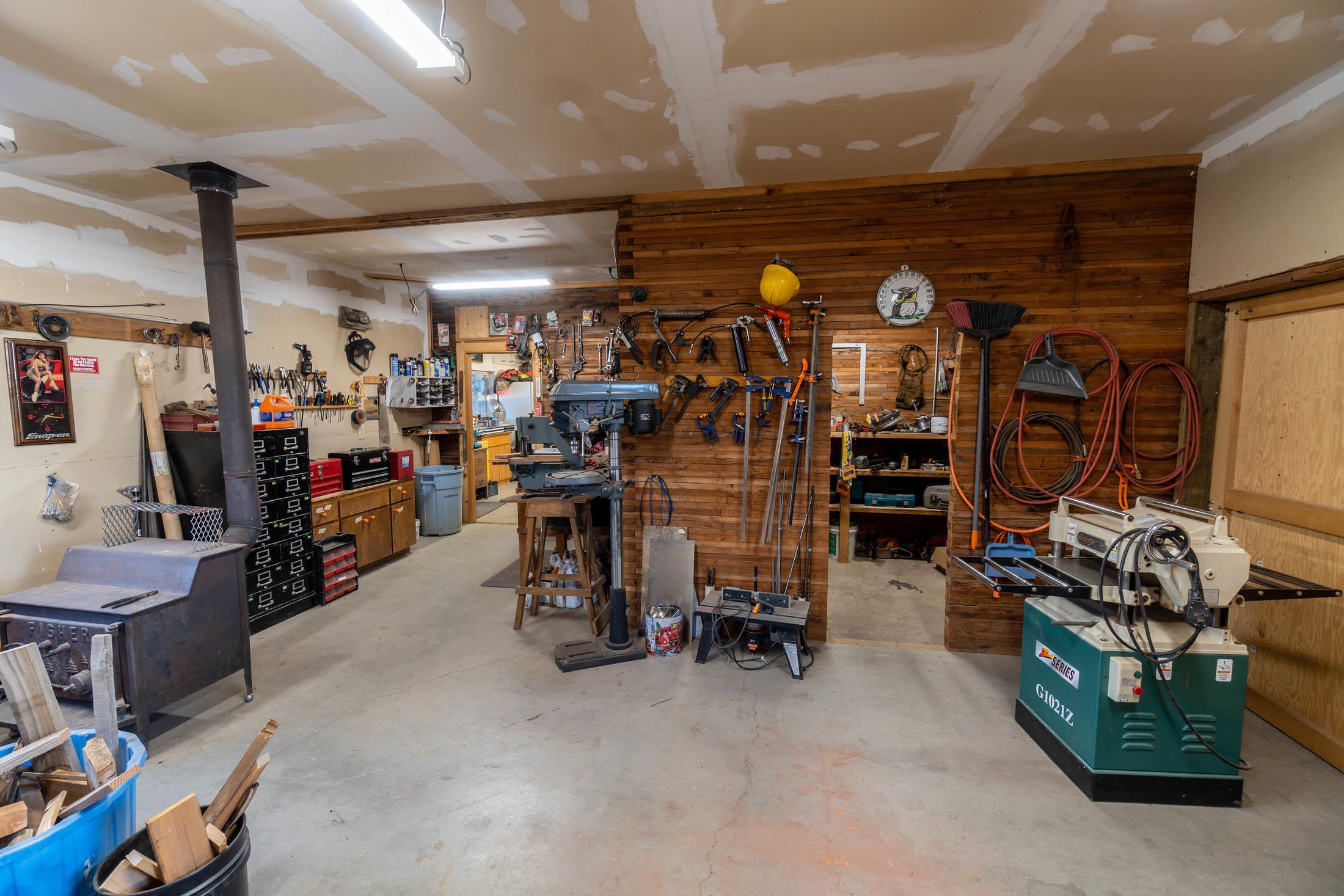 62600 Dodds Road Bend, OR 97701 - Photo 20 of 42 Interior-Wood-Shop-Oregon-Dodds-Road