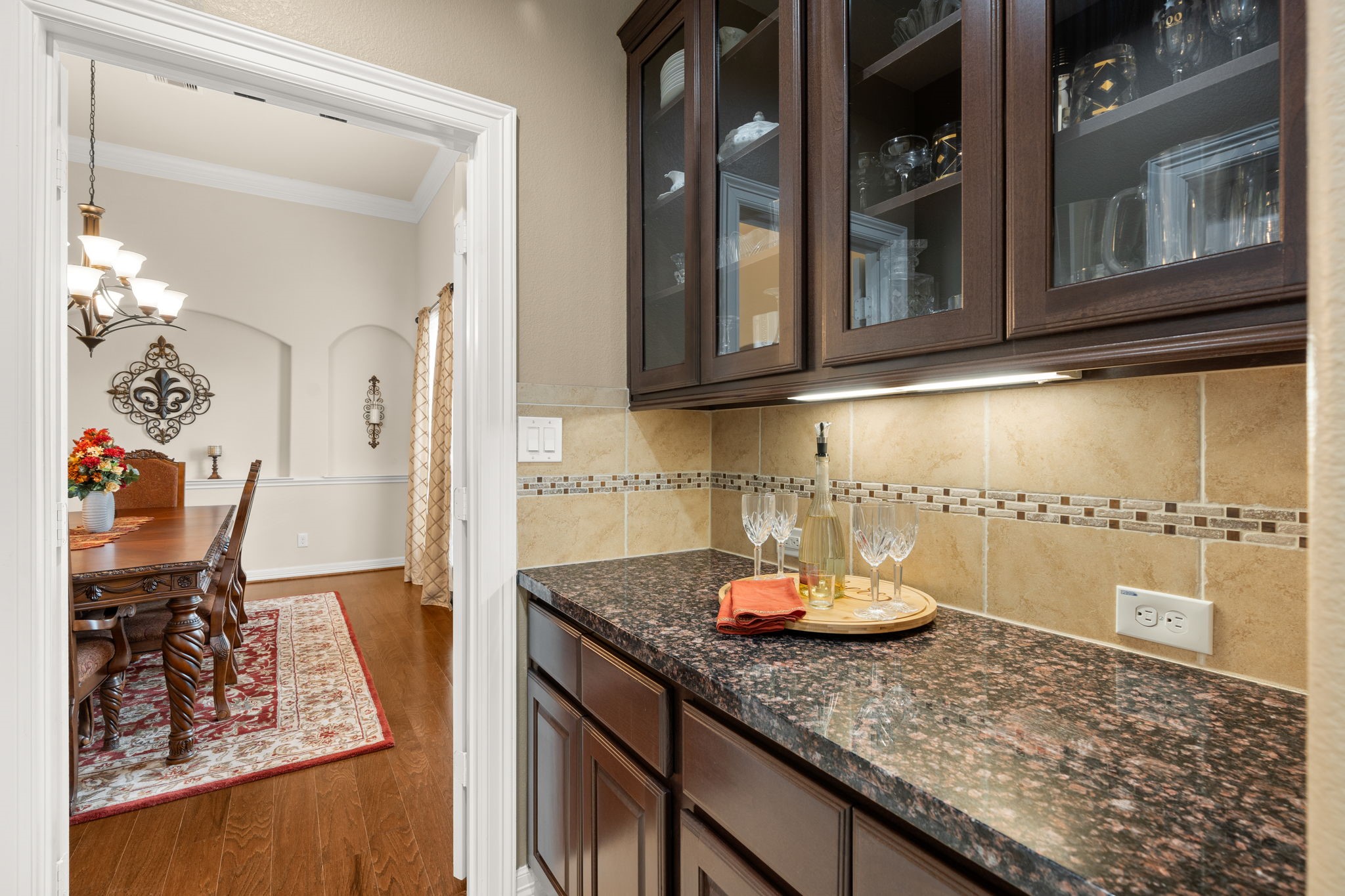 28503 Riverside Crest Lane Houston, TX 77336 - Photo 21 of 50 Handy butler's pantry!