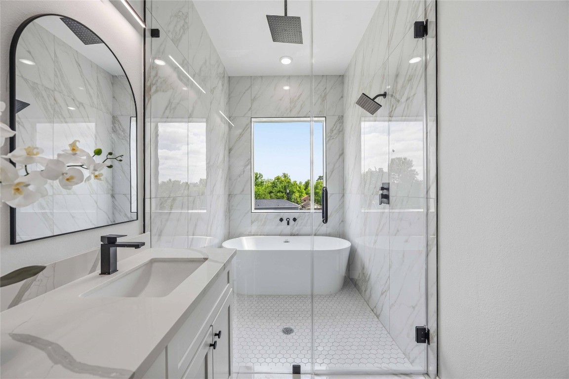3103 Lelia Street, Unit B Houston, TX 77026 - Photo 26 of 30 a bathroom with a double vanity sink mirror and bathtub