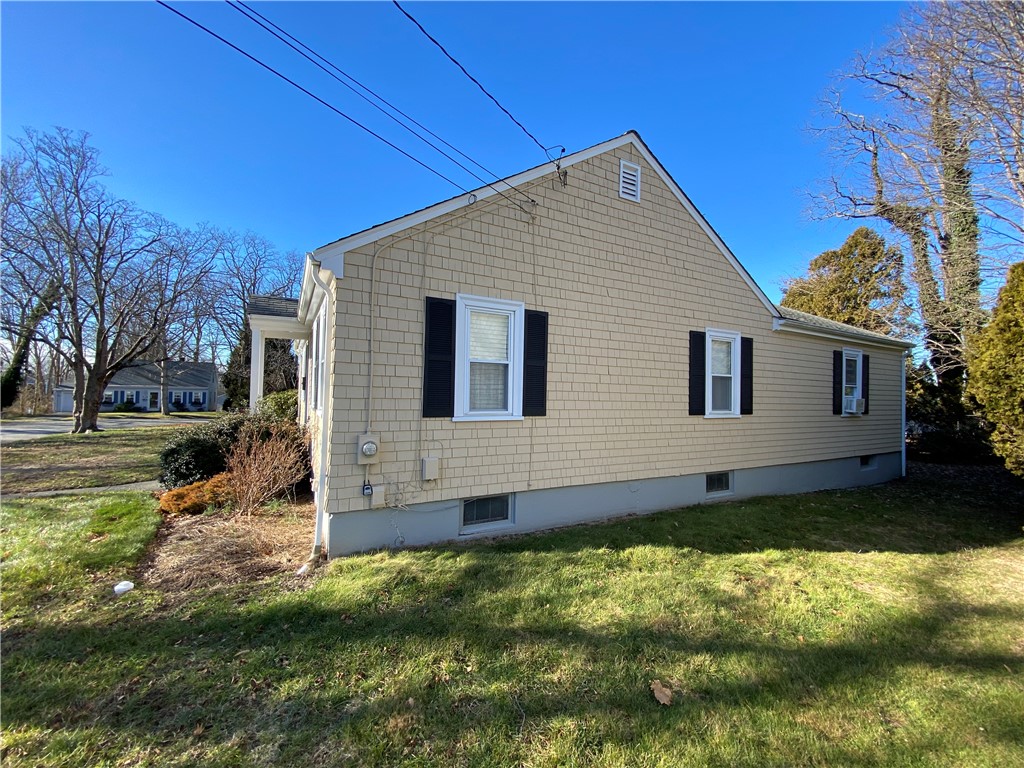 29 Colonial Road Bristol, RI 02809 - Photo 4 of 31 Close up of side view of house