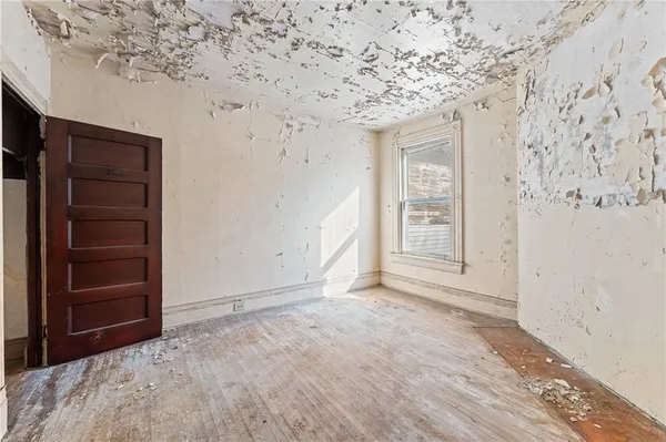 a view of empty room with closet