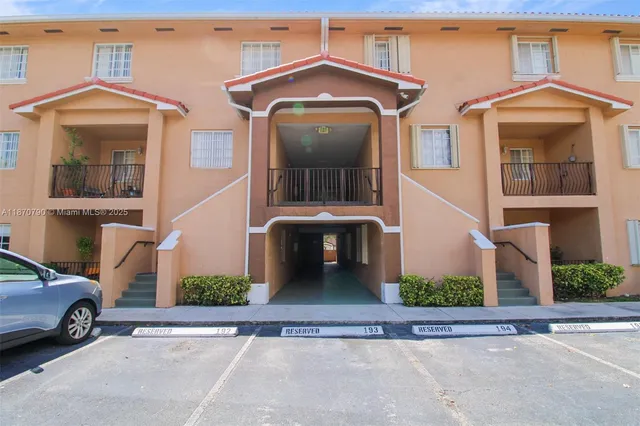 $2,700 | 17425 Northwest 75th Place, Unit 105, Hialeah, FL 33015