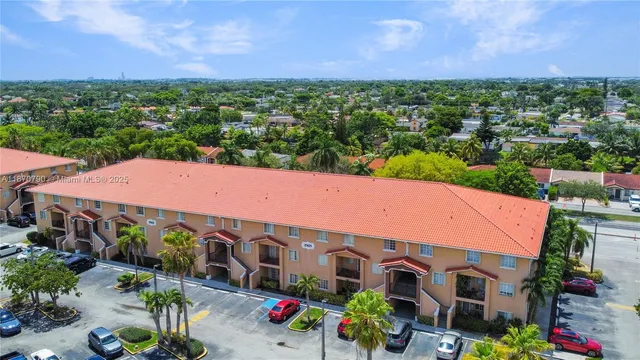 $2,700 | 17425 Northwest 75th Place, Unit 105, Hialeah, FL 33015