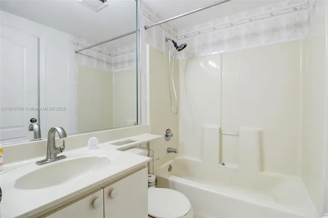 $2,700 | 17425 Northwest 75th Place, Unit 105, Hialeah, FL 33015