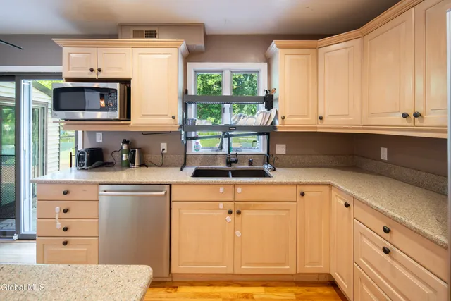 $439,000 | 51 Aspen Circle, Albany, NY 12208