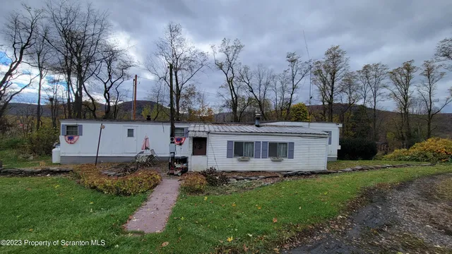 a view of a house with backyard and garden