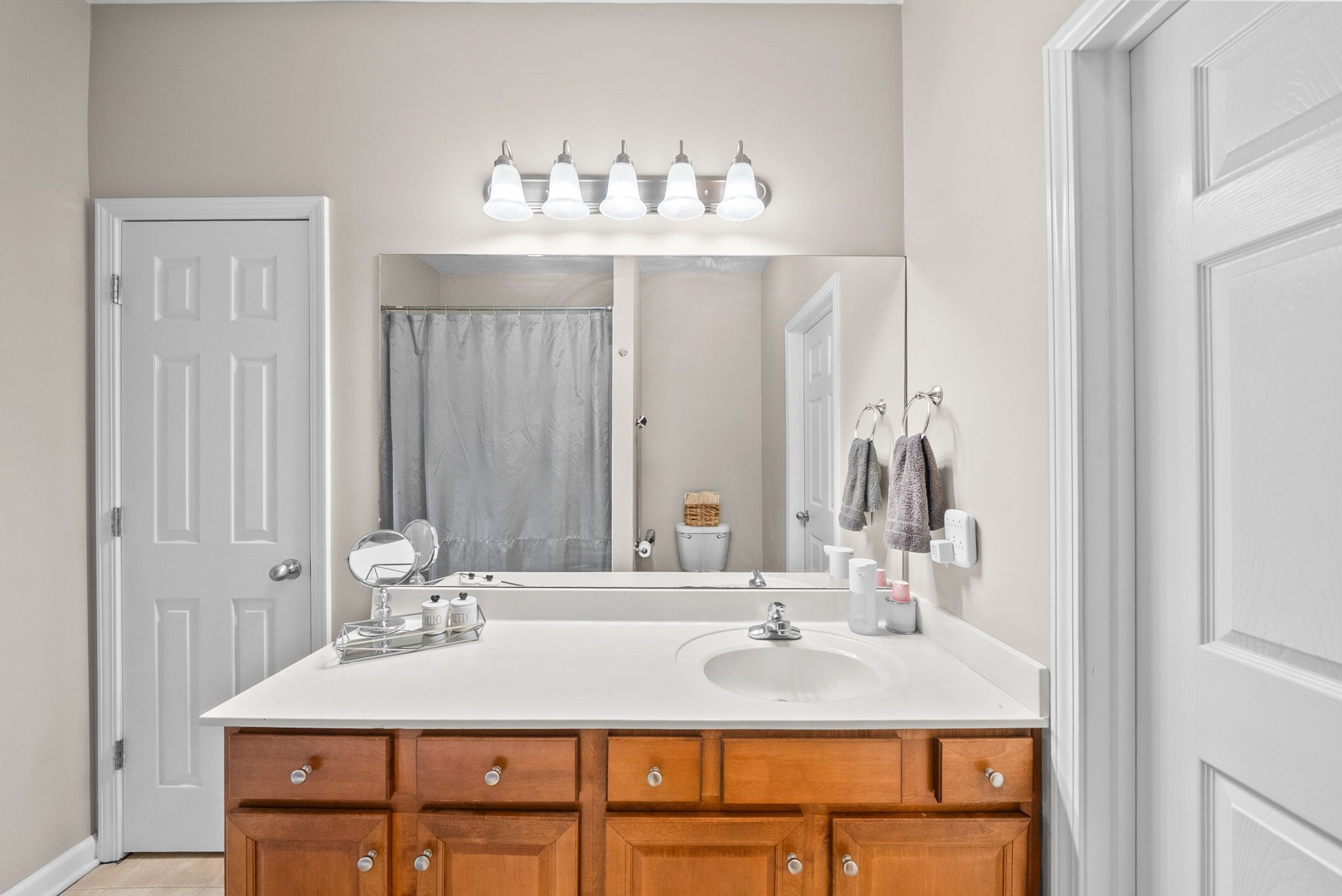 3737 Meadow Ridge Lane Clarksville, TN 37040 - Photo 18 of 32 a bathroom with a sink and a mirror