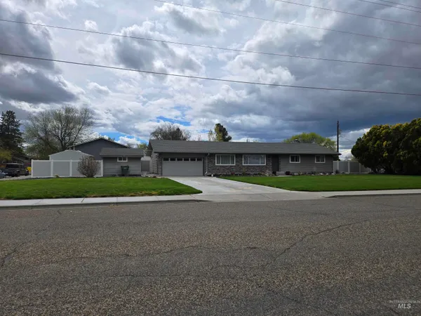 $525,000 | 1932 Northwest 4th Avenue, Ontario, OR 97914