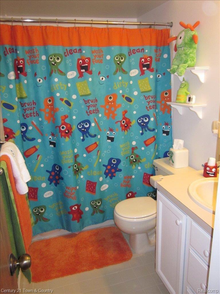 1630 Crestline Court Rochester, MI 48307 - Photo 15 of 21 Bathroom
